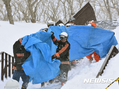 【도치기=교도·AP/뉴시스】 27일 오전 일본 도치기현(&#26627;木)현 나스(那須)정 나스온천패밀리리조트 스키장 인근에서 눈사태가 발생해 등산 강습을 받고 있던 고교생 8명이 사망했다. 사진은 이날 눈사태 현장에서 구조대원들이 구조 활동을 하는 모습. 2017.03.27. 