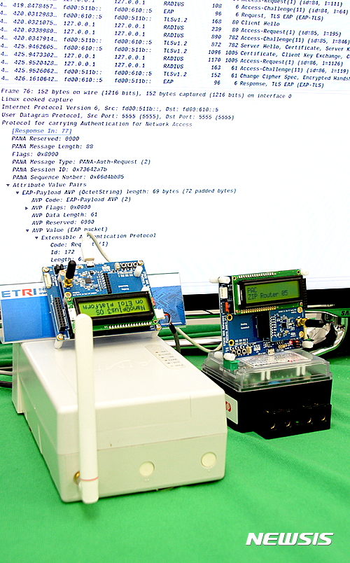 【대전=뉴시스】ETRI 연구진이 개발한 사물인터넷(IoT) 경량 기기용 네트워크 접속 제어 프로토콜이 노르웨이서 구축 중인 지능형 원격검침 시스템에 적용됐다. 사진은 원격검침인프라(AMI)에 사용되는 스마트미터 기기와 데이터집합장치(DCU). (사진=ETRI 제공)