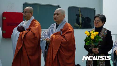 【서울=뉴시스】28일 세월호 미수습자의 조기수습을 기원하는 4대종단 종교행사가 전남 진도군 팽목항 세월호 사고해역에서 열리고 있다. 2017.03.28. (사진=해양수산부 제공)  photo@newsis.com