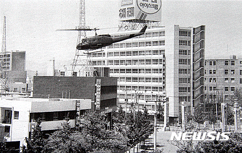 【광주=뉴시스】 1980년 5·18 당시 광주 금남로 전일빌딩 주변에 계엄군 헬기가 날고 있는 모습. (사진 =뉴시스 DB)