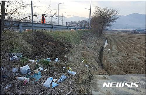 고속도로 나들목에 버려진 쓰레기. 2017.03.29 (사진=한국도로공사 제공) photo@newsis.com 
