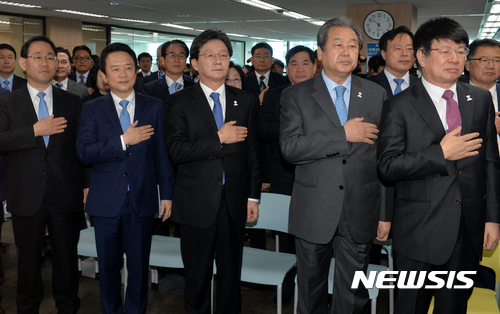 【서울=뉴시스】배훈식 기자 = 29일 오전 서울 여의도 바른정당 당사에서 열린 국회의원 및 원외위원장 연석회의에 참석한 유승민(왼쪽 세번째) 대선 후보 등이 국민의례를 하고 있다. 왼쪽부터 주호영 대표 권한대행 원내대표, 남경필 경기도지사, 유 후보, 김무성 고문, 이종구 정책위의장. 2017.03.29.  dahora83@newsis.com