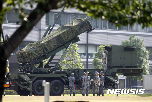 【도쿄=AP/뉴시스】 일본 자위대가 2016 년 6 월 21 일, 도쿄의 국방부에서 북한의 미사일 발사에 대비해 PAC-3 패트리어트 미사일 유닛을 배치하고 있다. 2017.3.29.