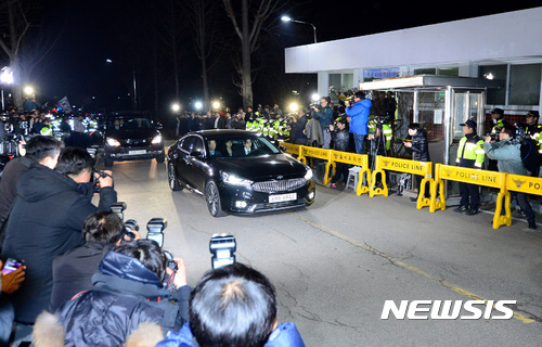 【의왕=뉴시스】조성봉 기자 = 뇌물수수 등의 혐의로 구속영장이 발부된 박근혜 전 대통령이 31일 새벽 경기도 의왕시 서울구치소에 들어서고 있다. 2017.03.31.  photo@newsis.com