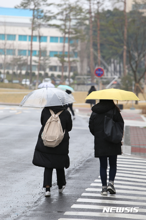 【강릉=뉴시스】김경목 기자 = 봄비가 내린 31일 오후 대학생들이 강원 강릉시 내곡동 가톨릭관동대학교 캠퍼스에서 우산을 쓰고 등교를 하고 있다.  강원지방기상청은 "영서 일부 지역은 31일 밤에 소강 상태를 보여 4월1일 밤부터 차차 그치겠고, 영동은 4월2일 오전부터 그칠 것으로 예상되며, 강수량은 영동 20~60㎜, 영서 10~40㎜가 되겠다"고 예보했다. 2017.03.31.  photo31@newsis.com