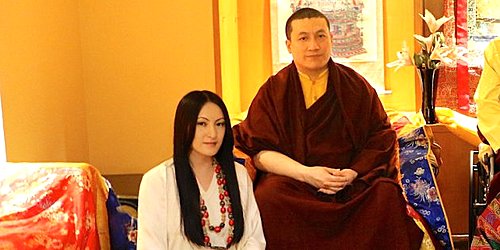 【서울=뉴시스】 33세 난 티베트 불교 종파 수장이 지성과 미모를 겸비한 수재인 어린시절 친구와 화촉을 올려 화제가 됐다. 30일 허핑턴포스트 등에 따르면 티베트 불교 종파 중 하나인 '카르마 카규파(Karma Kagyu)'는 성명을 통해 지난 25일 17대 지도자인 카르마파 타에 도르제(33)가 어린 시절 친구인 린첸 양좀(36)과 결혼했다고 발표했다. 카규파는 티베트 망명정부 지도자 달라이 라마가 속한 겔룩파보다 200년 이상 앞선 티베트 불교에서 가장 오래된 종파다. 도르제와 양좀. (사진출처: 허핑턴포스트) 2017.03.31  
