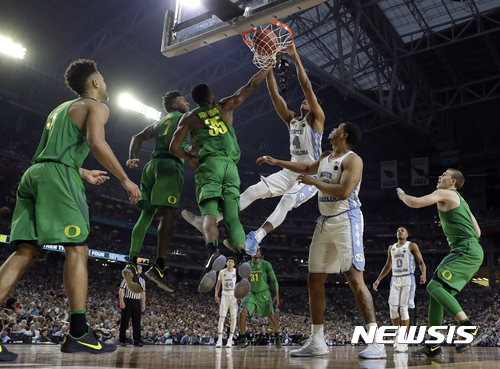 【AP/뉴시스】 = 오리건주 대학농구 대표팀이 1일 열린 NCAA 대회에서 노스 캐롤라이나주 팀과 혼전을 벌이고 있다. 오리건주의 한 고교생 브레난 아그라노프(17)는 자신이 착안한 디자인의 양말을 제조, 판매해 100만달러 이상의 판매고를 올렸다.  