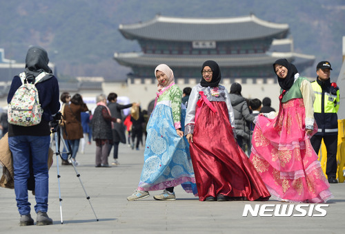 【서울=뉴시스】최동준 기자 = 2일 서울 세종대로에서 보행 전용거리 행사를 맞아 히잡을 쓴 외국인 관광객들이 한복을 입고 기념사진을 찍고 있다. 2017.04.02.  photocdj@newsis.com