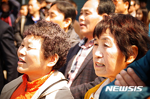 【의성=뉴시스】김진호 기자 = '전통 5일장'을 맞아 경북 의성군 전통시장 앞에서 열린 4·12 국회의원 재선거 유세현장에서 주민들이 후보들의 연설을 지켜보고 있다.2017.04.02  kjh9326@newsis.com