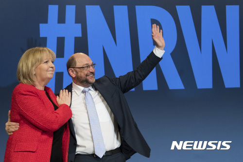 【에센=AP/뉴시스】독일 사민당의 마틴 슐츠 대표(왼쪽)가 2일 5월 주선거를 앞두고 있는 북라인-베스트팔리아 주도에서 하네로네 크라프트 주지사와 함께 당원 집회에 참석하고 있다. 연방 총선은 9월이다. 2017. 4. 2.  