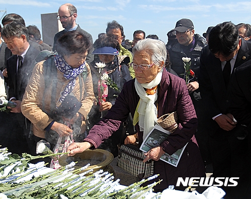 【제주=뉴시스】장재혁 기자 = 3일 오전 제주시 봉개동 제주4·3평화공원에서 제69주년 4·3희생자 추념식이 열리고 있는 가운데 유족들이 헌화· 분향하고 있다.2017.04.03. jjhyej@newsis.com