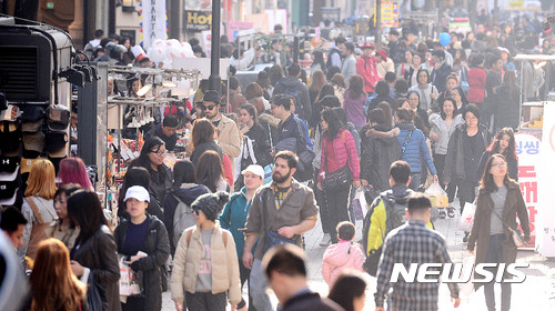 【서울=뉴시스】추상철 기자 = 3일 오후 중국이 사드배치에 대한 보복조치로 중국인 단체관광금지로 서울 중구 명동거리에는 중국인 관광객은 사라졌지만 동남아 및 서양에서 온 관광객으로 북적이고 있다. 2017.04.03.  scchoo@newsis.com