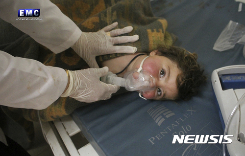 【칸셰이쿤=이들리브미디어센터·AP/뉴시스】시리아 이들리브주 칸셰이쿤 시 임시병원에서 4일(현지시간) 의료진이 화학무기 공격에 노출된 것으로 보이는 소년을 치료하고 있다. 사진은 현지 반정부매체 이들리브미디어센터가 제공했다. 2017.04.05 