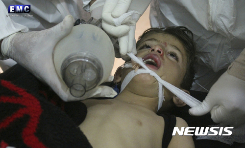 【칸세이크온=AP/뉴시스】시리아 이들립주 북부에서 4일 독가스 공격을 당한 것으로 보이는 어린이를 의사들이 치료하고 있다. 2017. 4. 4.  