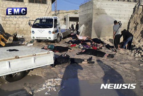 【칸세이크온=AP/뉴시스】4일 시리아 반정부 단체인 에딥 미디어 센터(EMC)가 제공한 신뢰성 있는 사진으로, 이들립 북부 마을에서 독가스 공격을 당한 것으로 의심되는 사상자들이 땅바닥에 쓰러져 있다. 2017. 4. 4.  
