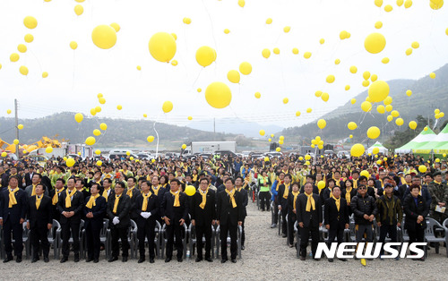 【진도=뉴시스】박상수 기자 = 전남 진도군은 오는 16일 오전 9시30분부터 임회면 팽목항 일원에서 '세월호 사고 3주기 추모행사'를 개최한다고 7일 밝혔다. 사진은 지난해 열린 '2주기 추모행사'. 2017.04.07 (사진=뉴시스DB)  photo@newsis.com 