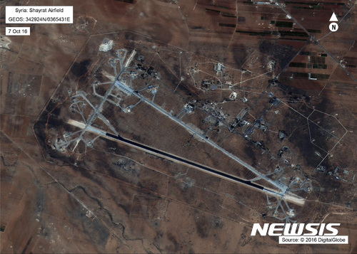 【미국방부·AP/뉴시스】미국 상업위성 디지털 글로브가 포착한 시리아 알 샤이라트 공군기지. 사진은 2016년 10월 7일 촬영한 것이다. 지난 4일 화학무기 공격에 이용된 것으로 알려진 이 기지는 7일 새벽(현지시간) 미국으로 크루즈미사일 공격을 받았다. 2017.04.07 