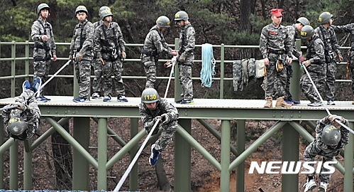 【대구=뉴시스】정창오 기자 = 대구과학대학교 국방기술행정과 학생들이 7일 경북 포항 해병대교육훈련단에서 해병대 병영실습체험을 하고 있다. 2017.04.07.(사진=대구과학대 제공)  photo@newsis.com