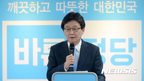 【서울=뉴시스】홍효식 기자 = 바른정당 유승민 대선후보가 9일 오전 서울 여의도 바른정당 당사에서 교육분야 정책발표를 하고 있다. 2017.04.09.  yesphoto@newsis.com