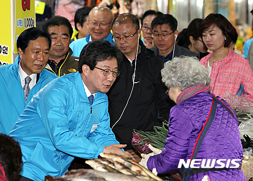 【청주=뉴시스】인진연 기자 = 유승민 바른정당 대선후보가 10일 오전 충북 청주시 육거리시장을 방문해 상인과 악수하고 있다. 2017.4.10  inphoto@newsis.com