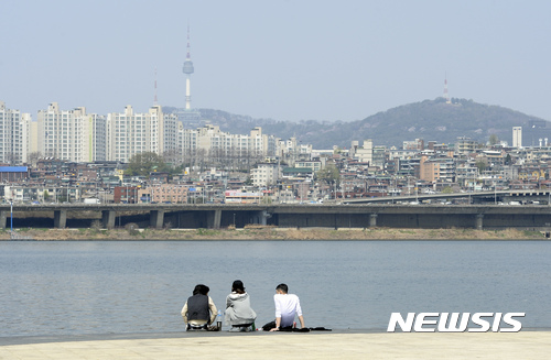  구름 많고 일부 지역엔 봄비…서울 최고 15도·대구 26도