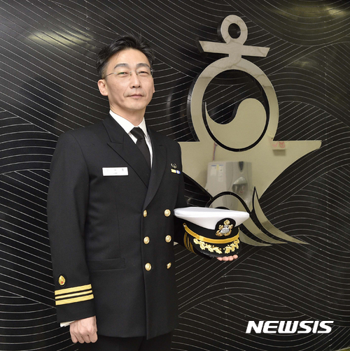 【서울=뉴시스】 명예 해군인 이국종 아주대 의대교수. (뉴시스DB)