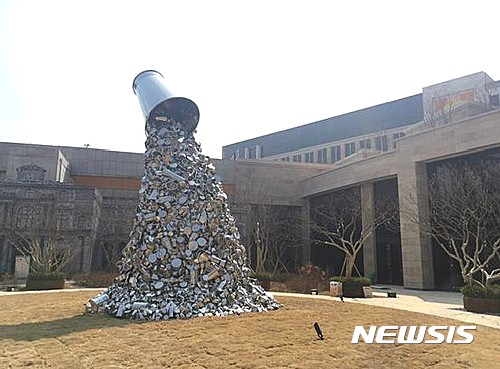 【서울=뉴시스】세계적인 인도 작가 수보드 굽타의 Ray, Stainless steel, 4000x4000x6000(h)mm, 2016. ‘가장 일상적인 것이 가장 신성하다’는 작가의 확고한 가치관을 보여주는 대표적인 작품이다. ‘부정한 것은 쉽게 오염된다’는 힌두교의 원리에 따라 인도의 모든 가정에서 볼 수 있는 일상적인 것으로 자리 잡은 스테인레스 스틸 주방용품을 주요 모티브로 하고 있다 . 작가는 작품을 통해 종교라는 가치관이 인간의 삶과 일상에 미치는 영향을 보여주고 있다.  