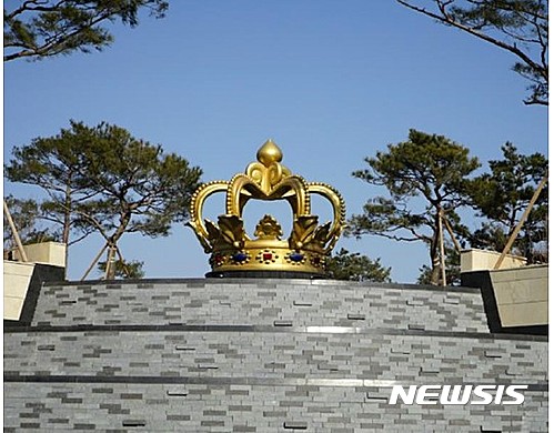 【서울=뉴시스】세계를 무대로 활동하는 설치작가 최정화의 'Golden Crown'. 파라다이스시티 랜드마크가 되는 분수 공간에 설치해 방문자에 대한 환영과 감사의 인사를 건네는 작품이다.