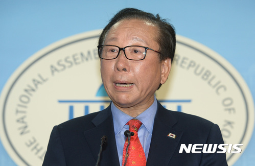 【서울=뉴시스】이영환 기자 = 통일한국당 안홍준 대표가 14일 오전 서울 여의도 국회 정론관에서 남재준 통일한국당 대선 후보 추대 기자회견을 하고 있다. 2017.04.14.  20hwan@newsis.com