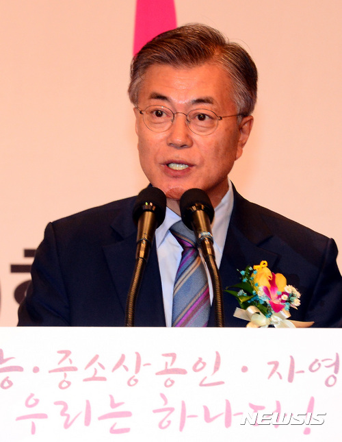 【서울=뉴시스】박영태 기자 = 문재인 더불어민주당 대선후보가 14일 오후 서울 영등포구 여의도 63빌딩에서 진행된 제19대 대통령 후보 초청 직능경제인단체총연합회 주최 ‘직능 시민사회단체 전국대표자 대회'에서 공약을 발표하고 있다. 2017.04.14. since1999@newsis.com