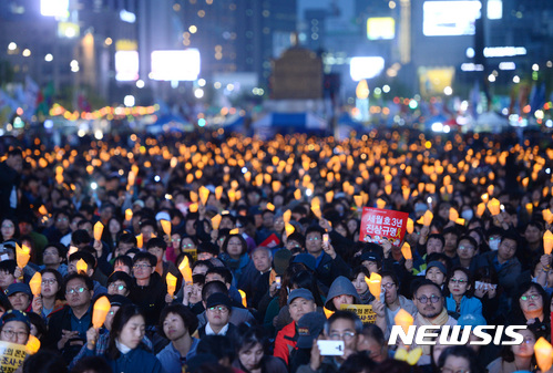 【서울=뉴시스】김진아 기자 = 15일 서울 종로구 광화문 광장에서 열린 ‘세월호 3주기 22차 범국민행동의 날’에서 시민들이 촛불을 들고 있다. 2017.04.15.  bluesoda@newsis.com