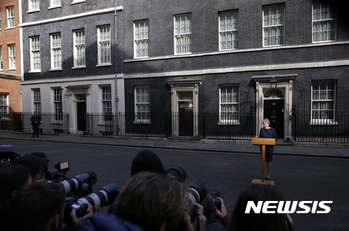 【런던=AP/뉴시스】영국의 메이 총리가 18일 관저 앞에서 취재진들을 모아 놓고 조기총선 방침을 예고 없이  발표하고 있다. 2017. 4. 18.