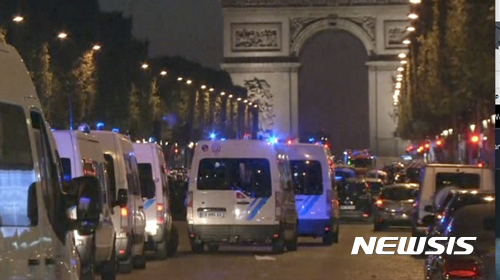 【서울=뉴시스】20일 밤(현지시간) 프랑스 수도 파리의 샹젤리제 거리에서 총격이 발생해 경찰관 1명이 숨지고 1명이 다쳤다. 총격 용의자는 현장에서 사살됐다고 알려졌다. 2017.4.21.