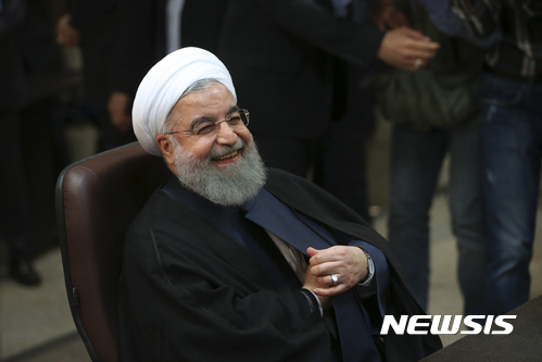 【 테헤란=AP/뉴시스】이란 중도개혁파의 지지를 받고 있는 하산 로하니 대통령이 20일(현지시간) 대선후보로 확정됐다. 사진은 지난 14일 테헤란 내무부에 후보 등록을 하는 모습. 2017.04.21 