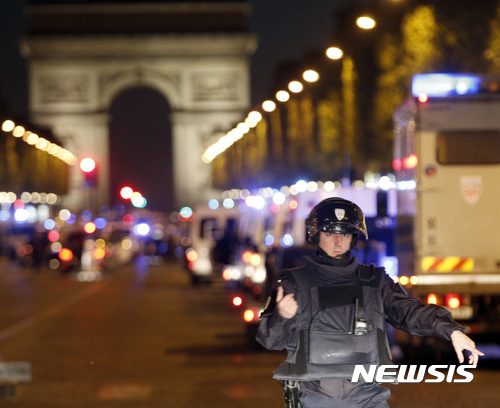 【서울=뉴시스】20일 밤(현지시간) 프랑스 수도 파리의 샹젤리제 거리에서 총격이 발생해 경찰관 1명이 숨지고 1명이 다쳤다. 2017.4.21.