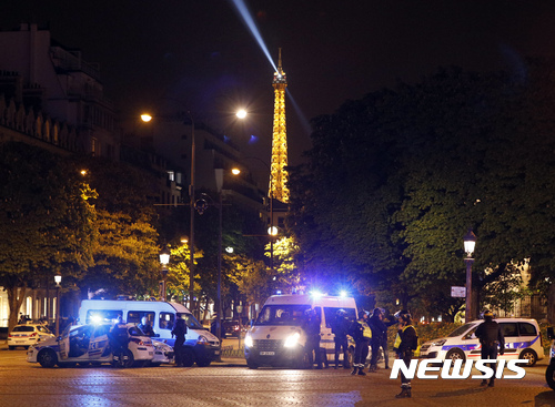 【서울=뉴시스】20일 밤(현지시간) 프랑스 수도 파리의 샹젤리제 거리에서 총격이 발생해 일대가 폐쇄됐다. 2017.4.21.