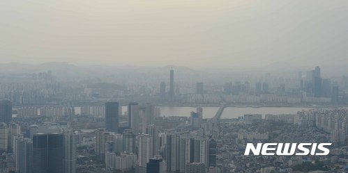 【서울=뉴시스】전신 기자 = 황사와 미세먼지가 기승을 부린 21일 서울 용산구 N서울타워에서 바라보 서울 도심이 뿌옇게 보이고 있다. 2017.04.21.  photo1006@newsis.com 