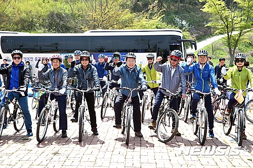 【익산=뉴시스】강명수 기자 = 전북 익산시와 익산시의회가 22일 자전거의 날을 맞아 자전거이용 활성화 캠페인을 웅포면 웅포캠피장 일대에서 전개했다.  사진은 정헌율 시장과 소병홍 시의회 의장 등이 행사에 앞서 화이팅을 외치고 있는 모습이다. 2017.04.22. (사진=익산시 제공)  photo@newsis.com 