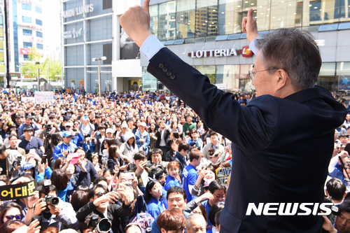 【울산=뉴시스】배병수 기자 = 문재인 더불어민주당 대선후보가 22일 오후 울산시 남구 롯데백화점 광장에서 진행된 울산지역 집중유세에서 승리를 다짐하고 있다. 2017.04.22.  bbs@newsis.com 