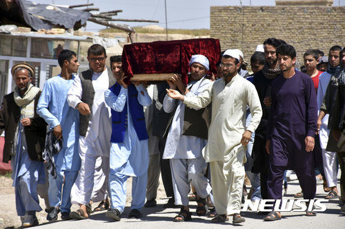 【마자르에샤리프=AP/뉴시스】아프간 수도 카불 북쪽의 주에서 22일 사람들이 전날 군기지에서 탈레반에 의해 살해된 비무장 군인 희생자의 관을 옮기고 있다. 희생자가 140명을 넘어섰다. 2017. 4. 23.  