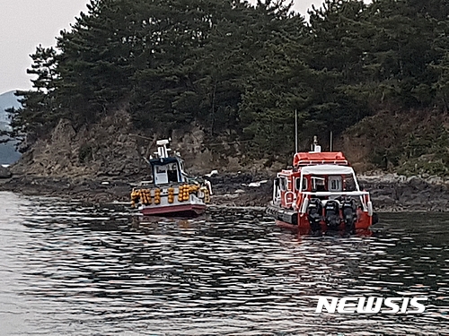 【통영=뉴시스】신정철 기자 = 통영해양경비안전서는 경남 거제시 둔덕면 학산리 대류도 앞 해상에서 거제선적 3.78t급 연안통발어선 선장 K모(67)씨를 음주운항 혐의로 적발했다고 23일 밝혔다.  통영해경에 따르면 선장 K씨는 지난 21일 오후 늦게 술에 만취한 채 어선을 몰고 통영항에서 거제 둔덕면 집으로 돌아가다 거제시 둔덕면 학산리 대류도 끝단 암초에 좌초됐다. 사진은 통영해경 경비함정 등이 22일 오전 죄초된 어선을 이초하는 모습이다. 2017.04.23.(사진=통영해경 제공)  photo@newsis.com