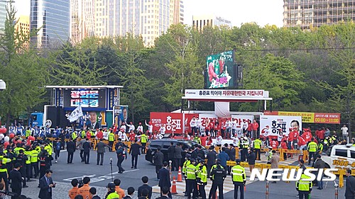 【서울=뉴시스】장윤희기자 = 중앙선거방송토론위원회가 주관하는 제19대 대통령선거 후보자 토론회가 열리는 23일 저녁 KBS 본관홀 앞에서 각 후보들의 지지자들이 유세활동을 펼치고 있다. ego@newsis.com