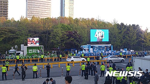 【서울=뉴시스】장윤희기자 = 중앙선거방송토론위원회가 주관하는 제19대 대통령선거 후보자 토론회가 열리는 23일 저녁 KBS 본관홀 앞에서 각 후보들의 지지자들이 유세활동을 펼치고 있다. ego@newsis.com