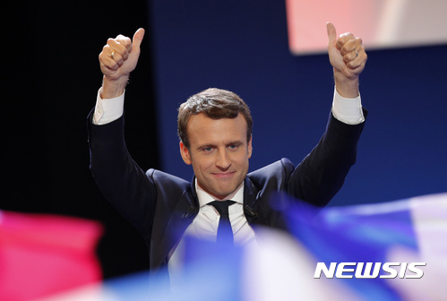 【파리=AP/뉴시스】프랑스 중도 신당 '앙 마르슈'의 대선 후보인 에마뉘엘 마크롱이 23일(현지시간) 1차 투표 결과에서 결선 진출이 확실시되자 자축하고 있다. 2017.4.24. 