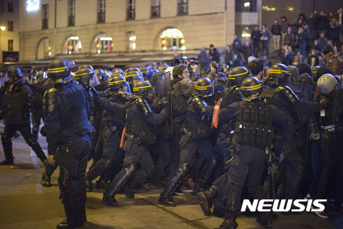 【파리=AP/뉴시스】23일(현지시간) 프랑스 파리에서 경찰이 1차 대선 결과에 항의하는 시위대를 진압하고 있다. 2017.4.24. 