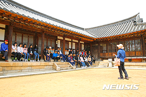 【서울=뉴시스】문화체육관광부는 지난 19일과 21일 전라남도 도서지역 청소년들을 초청해 아시아문화중심도시 광주에서 문화체험 행사를 진행했다고 24일 밝혔다. 행사에 참가한 신안 비금중학교 학생들이 양림근대역사문화마을의 이장우 가옥에서 문화해설사의 설명을 듣고있다. 2017.4.24(사진=문화체육관광부 제공)  photo@newsis.com 