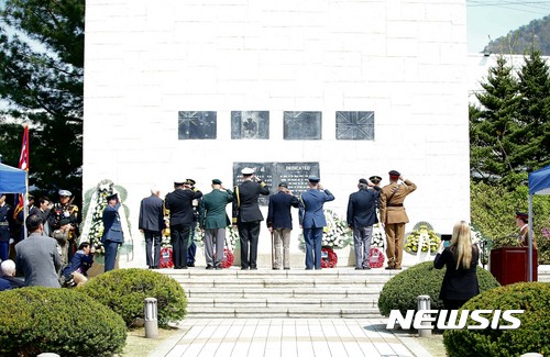 【서울=뉴시스】국가보훈처 초청으로 한국을 방문한 영연방 참전용사들이 24일 오전 경기도 가평 영연방참전비 앞에서 열린 영연방 가평전투기념식에서 경례를 하고 있다. 2017.04.24. (사진=국가보훈처 제공)  photo@newsis.com