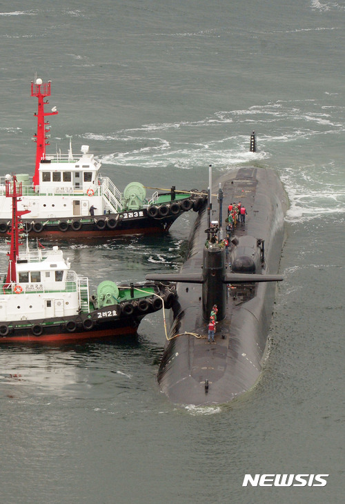 【부산=뉴시스】 하경민 기자= 세계에서 가장 큰 잠수함 중 하나인 미국 해군 7함대 소속 핵추진 잠수함인 '미시간함'(SSGN-727·1만8750t급)이 북한의 인민군 창건기념일인 25일 오전 부산 남구 해군작전사령부 부산작전기지에 입항하고 있다.  오하이오급 잠수함인 미시간함은 길이 170m, 폭 12.8m 크기이며, 150여 명의 승조원이 탑승하고 있다.  이 잠수함은 최장 3개월 동안 부상하지 않고 수중에서 작전이 가능하며, 특히 최대 1600㎞ 떨어진 목표물을 요격할 수 있는 토마호크 미사일을 150여 발을 탑재할 수 있는 것으로 알려졌다. 2017.04.25.  yulnetphoto@newsis.com