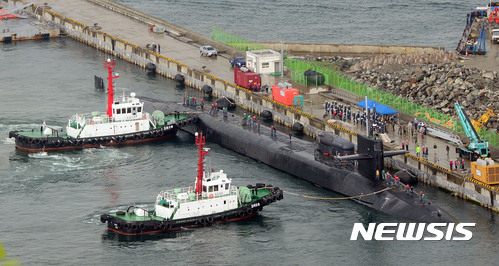【부산=뉴시스】 하경민 기자= 세계에서 가장 큰 잠수함 중 하나인 미국 해군 7함대 소속 핵추진 잠수함인 '미시간함'(SSGN-727·1만8750t급)이 북한의 인민군 창건기념일인 25일 오전 부산 남구 해군작전사령부 부산작전기지에 입항하고 있다.  오하이오급 잠수함인 미시간함은 길이 170m, 폭 12.8m 크기이며, 150여 명의 승조원이 탑승하고 있다.  이 잠수함은 최장 3개월 동안 부상하지 않고 수중에서 작전이 가능하며, 특히 최대 1600㎞ 떨어진 목표물을 요격할 수 있는 토마호크 미사일을 150여 발을 탑재할 수 있는 것으로 알려졌다. 2017.04.25.  yulnetphoto@newsis.com