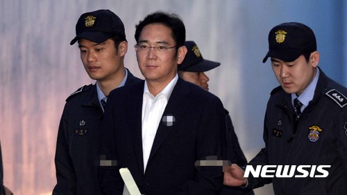 【서울=뉴시스】고범준 기자 = 박근혜 전 대통령과 최순실씨에게 뇌물을 준 혐의를 받고 있는 이재용 삼성전자 부회장이 26일 오전 서울 서초구 서울중앙지방법원에서 열린 7차 공판을 받기 위해 호송차에서 내려 법정으로 향하고 있다. 2017.04.26.  bjko@newsis.com